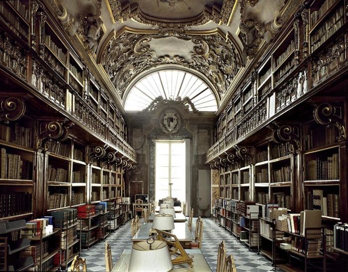 Основана в 1600 году Риккардо Риккарди, как личная библиотека его семьи, для публичного доступа открыта с 1715 г.